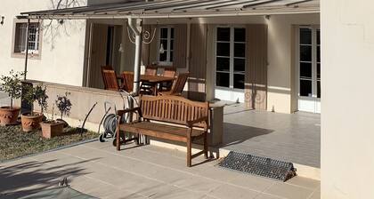 Villa Confortable Avec Piscine Privée, Climatisation, Grande Terrasse