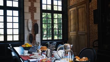 Petit déjeuner continental servi les week-ends (5 EUR par personne)