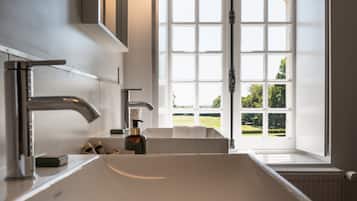 Chambre Verte | Salle de bain | Douche, douche à « effet pluie », sèche-cheveux, serviettes fournies