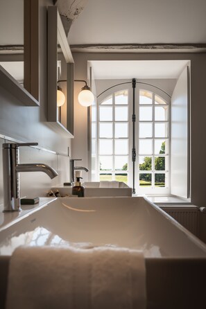 Klassieke tweepersoonskamer | Badkamer | Een douche, een regendouche, een haardroger, handdoeken