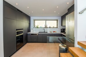 Frigorifero, microonde, forno, piano cottura