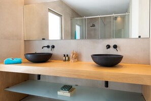 Ducha, secador de pelo y toallas
