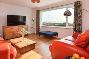 Smart TV - Beachfront Apartment (PWLLHELI)