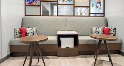 Hampton Inn & Suites Chicago Medical District UIC