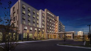 A modern hotel with multiple floors, a covered entrance, and a parking lot. - Hampton Inn & Suites Chicago Medical District UIC (Chicago)