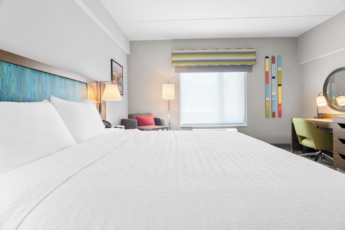 Down comforters, in-room safe, desk, laptop workspace