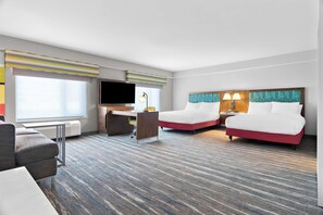 In-room safe, desk, laptop workspace, blackout drapes - Hampton Inn & Suites Chicago Medical District UIC (Chicago)