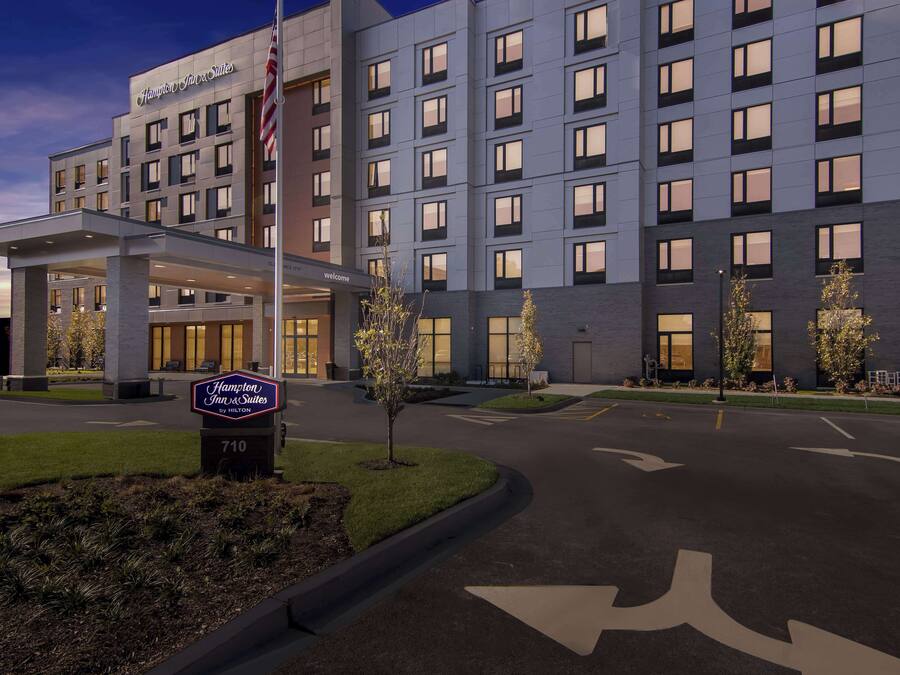 Ein Hampton Inn Suites Hotel mit moderner Fassade, einladendem Eingangsbereich und einem gepflegten Parkplatz.