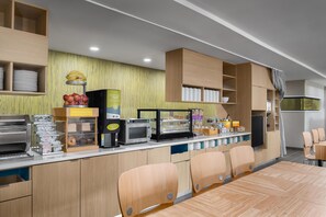 Free daily breakfast  - Home2 Suites By Hilton Forrest City (Forrest City)