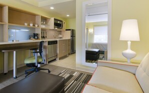 Suite estudio, 1 cama de matrimonio grande | Caja fuerte, escritorio, espacio para trabajar con un portátil