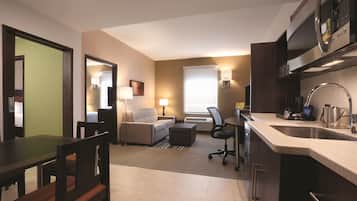 Suite, 1 habitación | Caja fuerte, escritorio, espacio para trabajar con un portátil