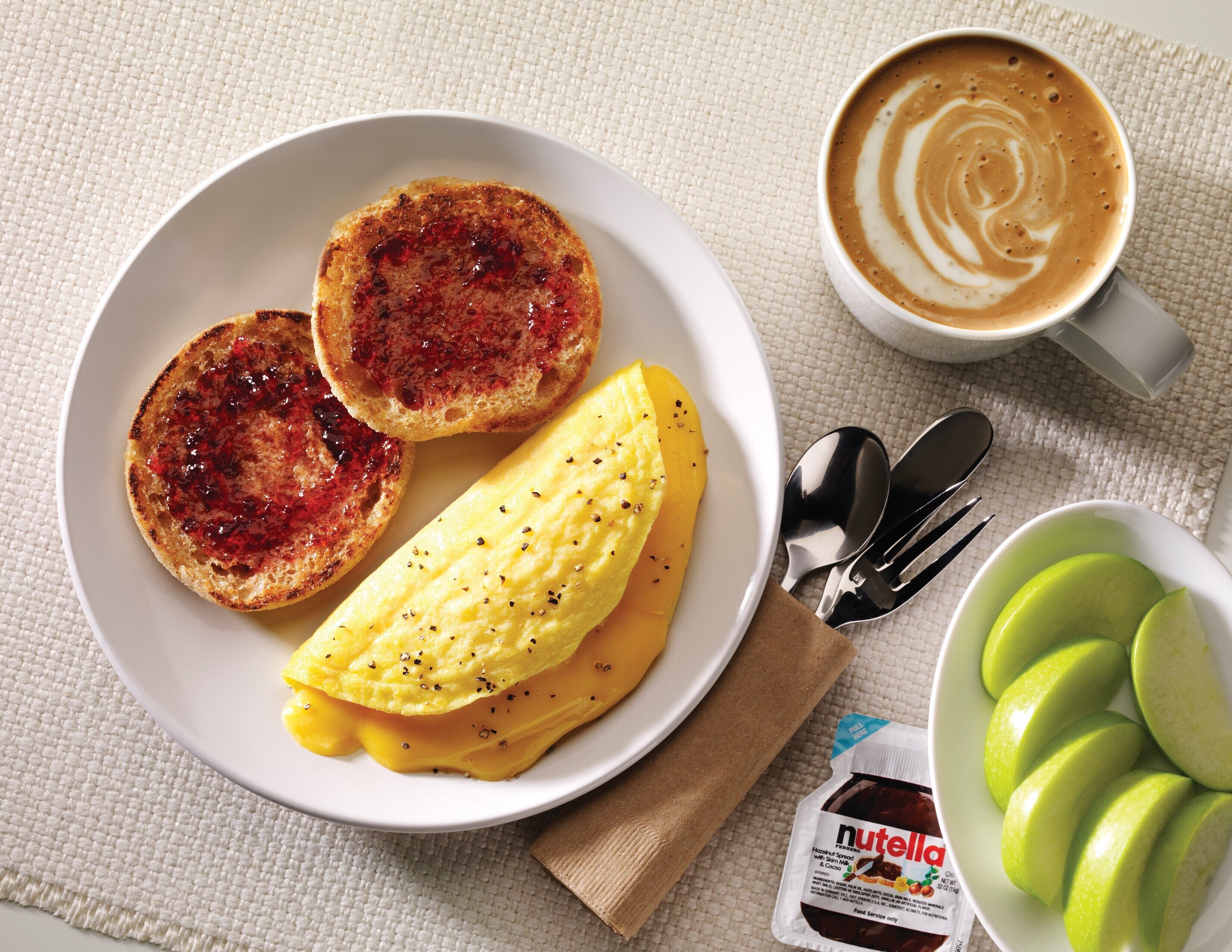 Un plato con tostadas, huevos revueltos y una taza de café.