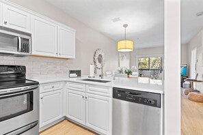 Køleskab, mikrobølgeovn, ovn, kogeplade