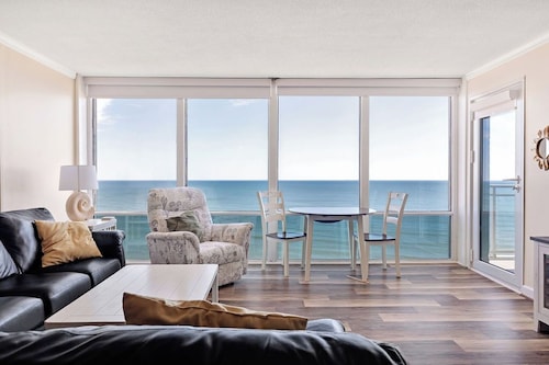 Beachfront Condo with Ocean Views. Sleeps 6. 