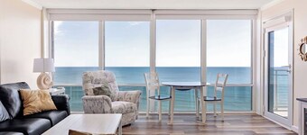 Beachfront Condo with Ocean Views. Sleeps 6. 