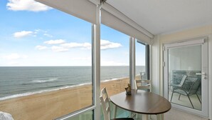 Un balcón con vista a la playa y al océano.