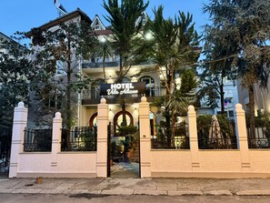 A hotel entrance with a sign reading "HOTEL Vila Alice," surrounded by trees and a gated entrance. - Vila Alizee Hotel (Tirana)