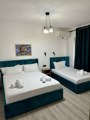 Perhehuone, 1 makuuhuone | Ylelliset vuodevaatteet, memory foam -patjalliset sängyt, minibaari