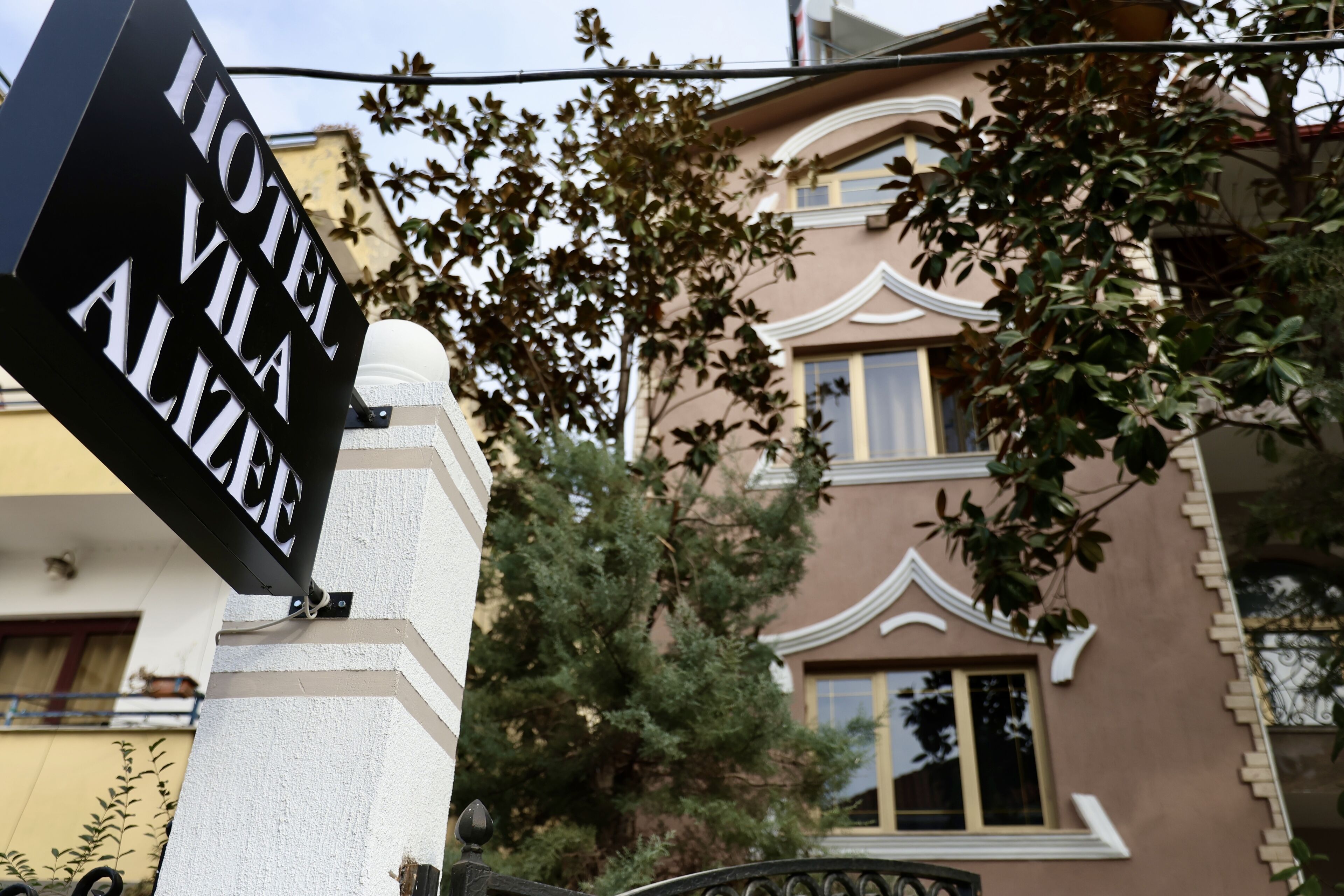 A hotel sign with the name "Hotel Villa Allee".