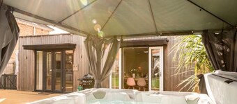 Hot tub, games room & cinema in Bournemouth