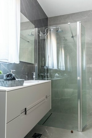 Dusche, Haartrockner, Handtücher