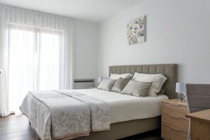 4 bedrooms, iron/ironing board, WiFi, bed sheets