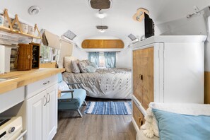 1 bedroom, free WiFi, bed sheets - Cozy Lakefront Airstream (Chipley)