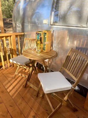 Outdoor dining - Cozy Lakefront Airstream (Chipley)