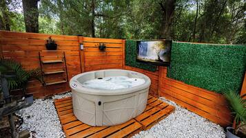 Bañera de hidromasaje al aire libre