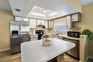 Fridge, microwave, oven, stovetop - 3 Bedroom Home Near Vanderbilt Beach! (Naples)