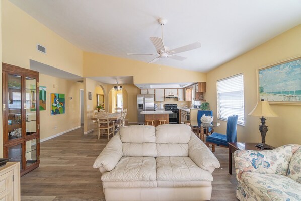 TV connectée, livres, chaîne hi-fi