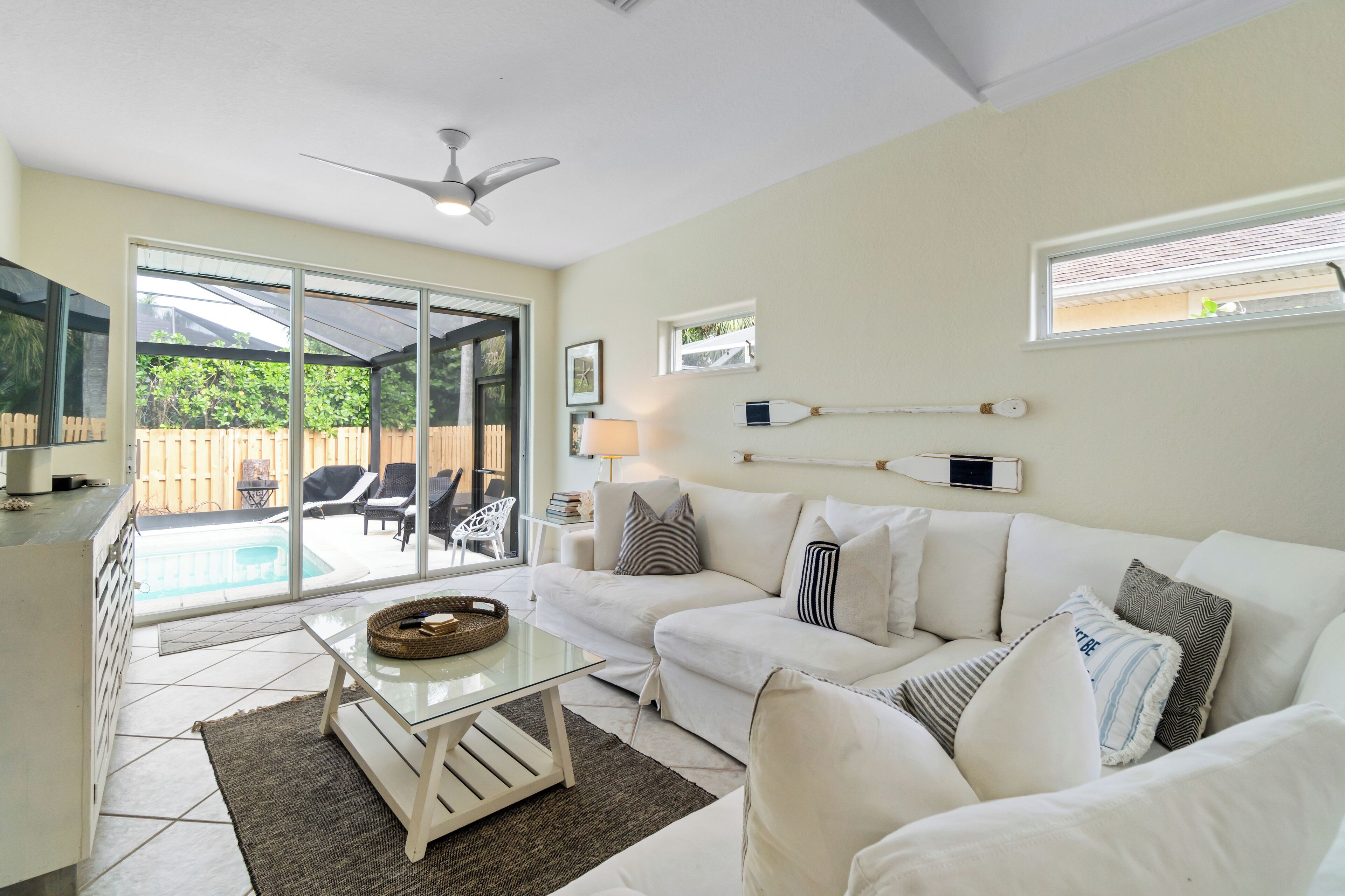 TV connectée, livres, chaîne hi-fi