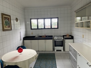 Apartamento clássico | Cozinha privada | Geladeira, micro-ondas, talheres/pratos/utensílios de cozinha