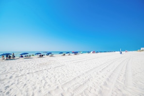 On the beach - Crystal Tower 1102 - Stunning Condo! (Gulf Shores)