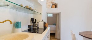 Cafetière/bouilloire, batterie de cuisine, vaisselle et ustensiles