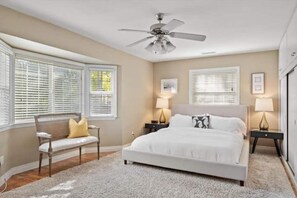 3 soverom, skrivebord, strykejern/-brett og reiseseng for barn