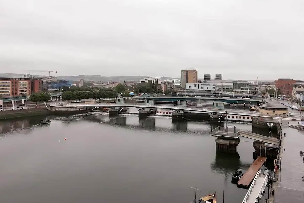 Une rivière avec des ponts et des bâtiments en arrière-plan.