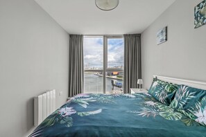 2 bedrooms, blackout curtains, iron/ironing board, free WiFi - Obel 62 (Belfast)