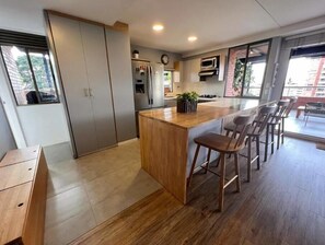 Fridge, microwave, oven, stovetop - NEW LISTING! Luxury & Comfort in La Calera, Medellin. (Medellín)