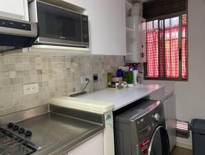 Kühlschrank, Mikrowelle, Ofen, Herdplatte