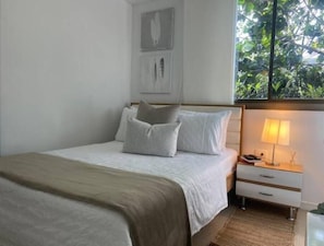 2 habitaciones, caja de seguridad en la habitación y escritorio