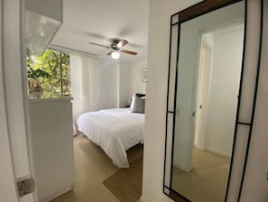 2 habitaciones, caja de seguridad en la habitación y escritorio