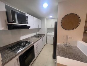 Refrigerador, microondas, horno y parrilla de estufa 