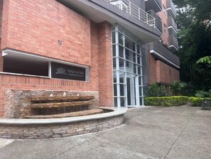 Property grounds - NEW LISTING! Come and live at one enchanted place in Castropol, Medellin. (Medellín)