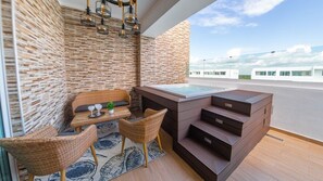 Tina de hidromasaje al aire libre