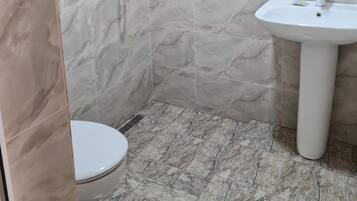 Chambre Économique avec lits jumeaux | Salle de bain