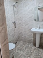 Economy Twin Room | Bathroom