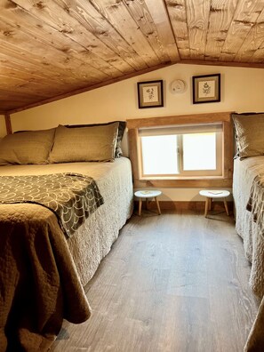 2 bedrooms, desk, free WiFi, bed sheets - Peaceful Acres Cabin 6 - Birch Hideaway (Soldotna)