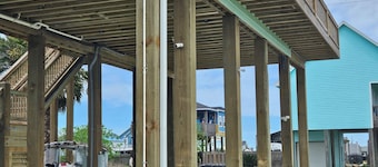 Covered RV Space @ Crystal Beach Texas!
Walking distance to the Beach!