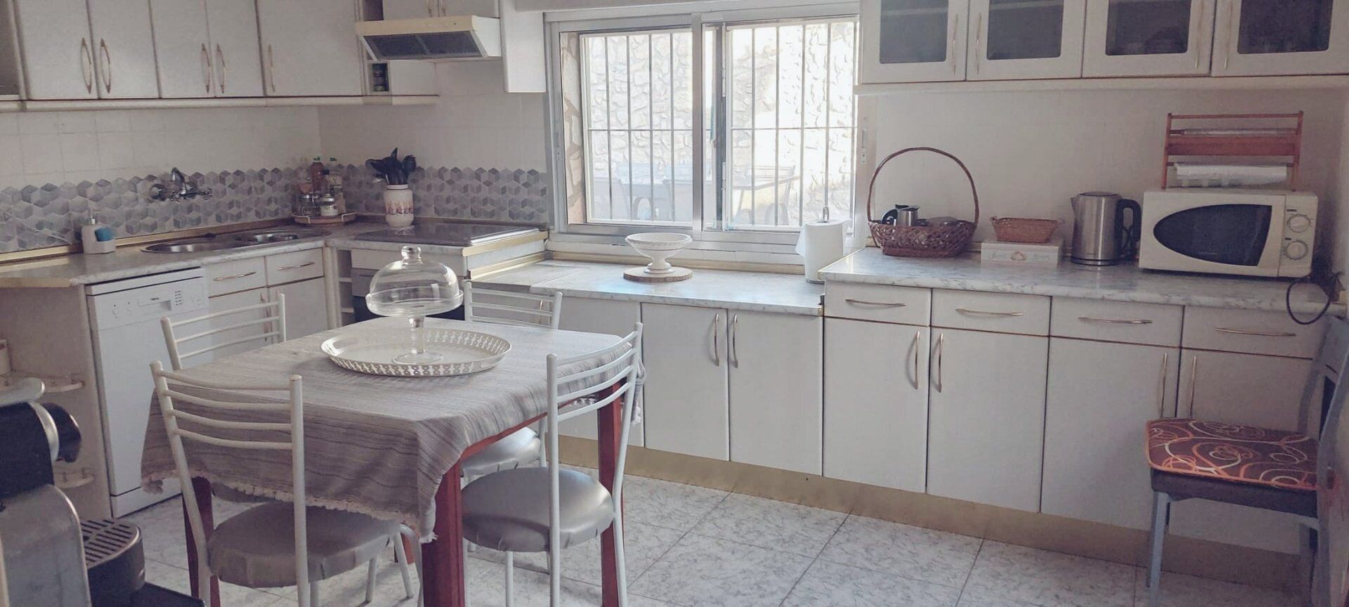 Een koelkast, een magnetron, een oven, een vaatwasser